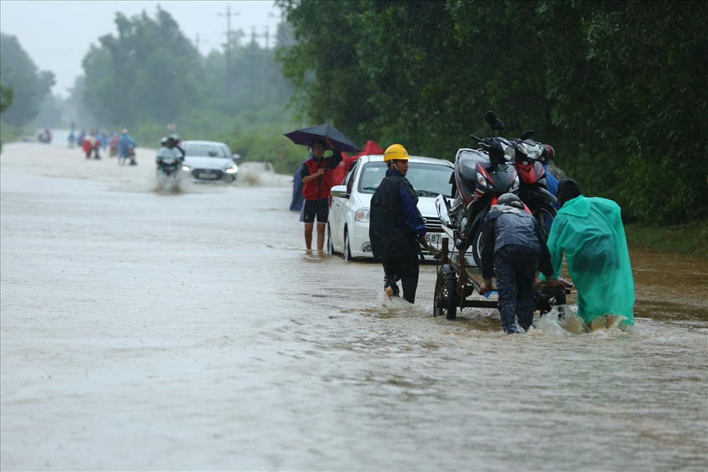 Quốc lộ 14 Đà Nẵng - Kon Tum bị ngập sâu trong lũ.