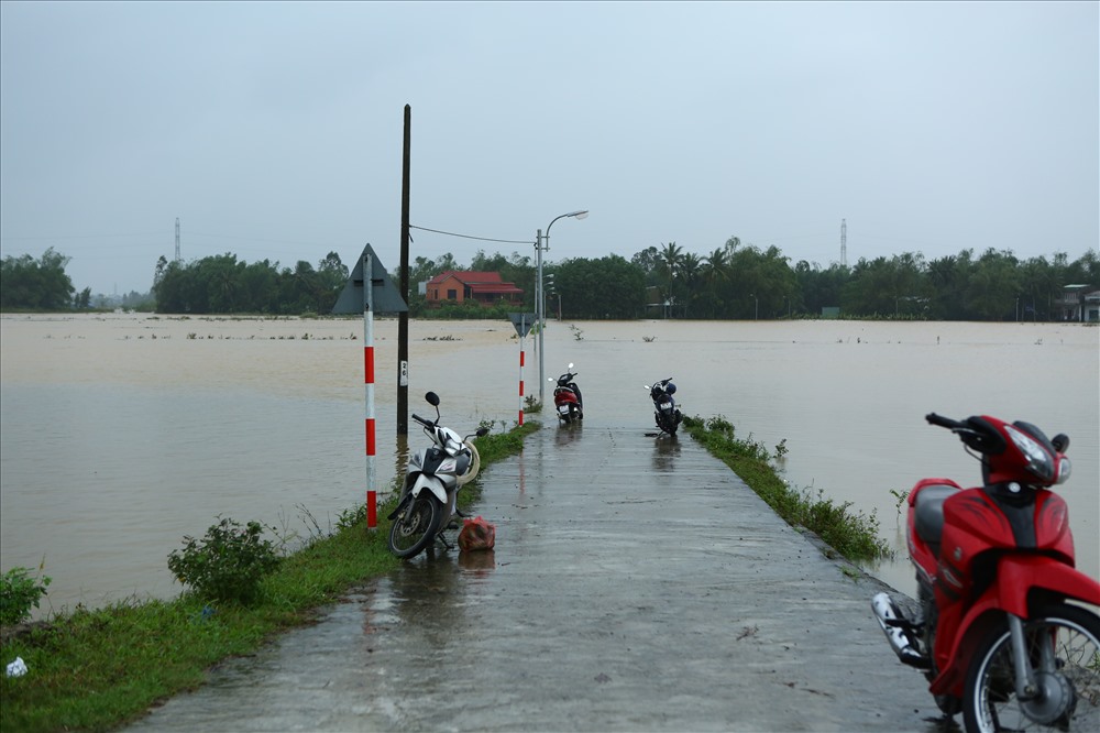 Nhiều khu dân cư ở vùng hạ du sông Thu Bồn bị cô lập.
