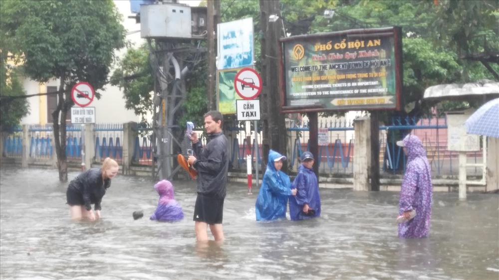 Nhưng với nhiều du khách, lũ dâng là cơ hội để vui chơi. Ảnh: H.V.M