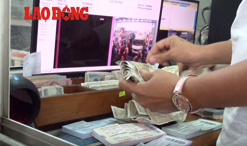 Dân dùng tiền lẻ để mua vé khi qua trạm thu phí TASCO sáng 5.11.2017 tại Quảng Bình. Ảnh: Lê Phi Long