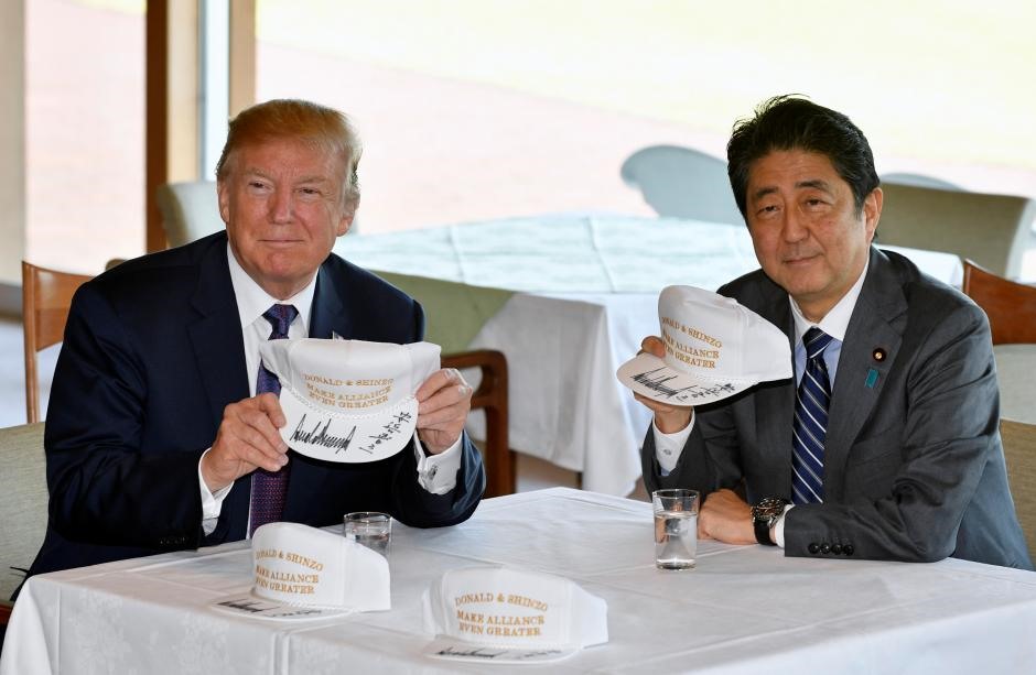 Những chiếc mũ mang dòng chữ “Donald và Shinzo khiến liên minh vĩ đại hơn”. Ảnh: Reuters
