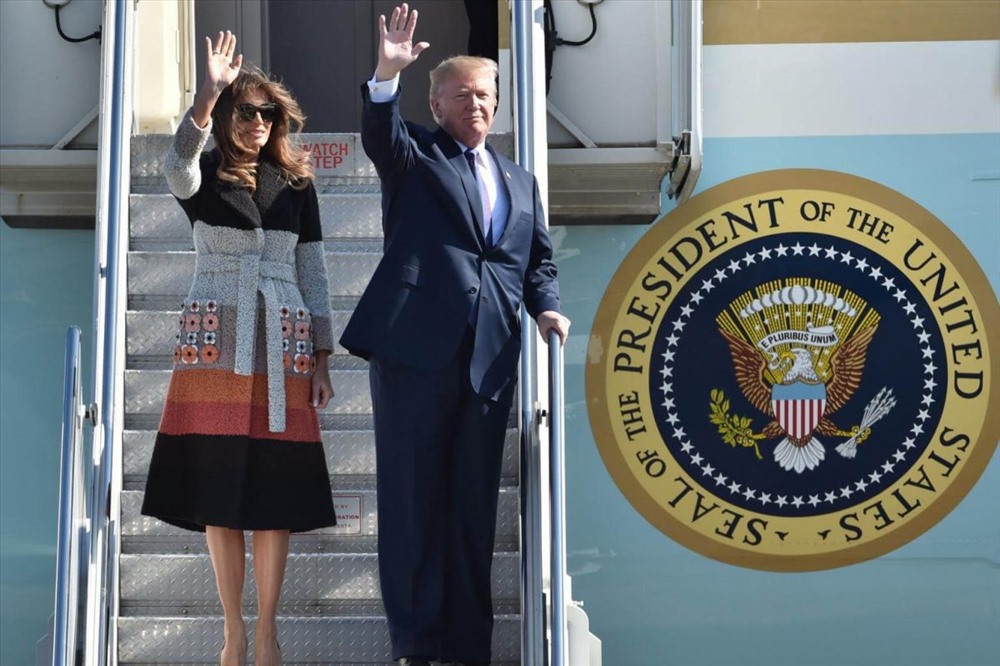 Tổng thống Donald Trump và Đệ nhất phu nhân Melania Trump bước từ chiếc Air Force One xuống căn cứ Yokota của Không quân Mỹ ở Fussa, Tokyo ngày 5.11.2017. Ảnh: AFP