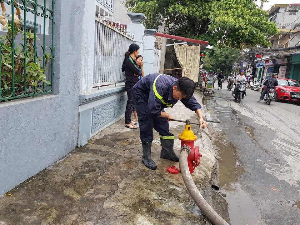 Lực lượng cứu hỏa phải dùng thêm cả nước tại những trụ chứa nước bên đường phục vụ công tác chữa cháy.