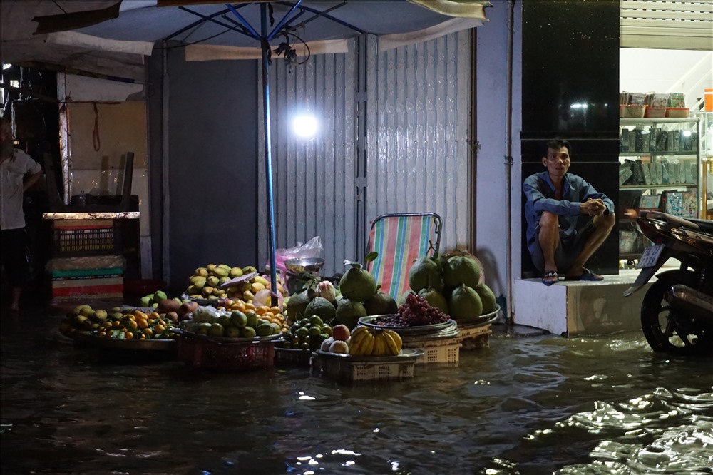 Nước ngập khiến việc buôn bán của người dân gặp nhiều khó khăn.