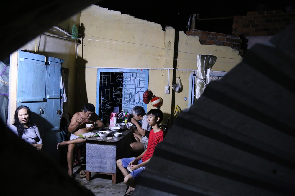 Một số người dân sử dụng bình ắc quy để thắp sáng, phục vụ sinh hoạt sau bão tại thị trấn Vạn Giã.