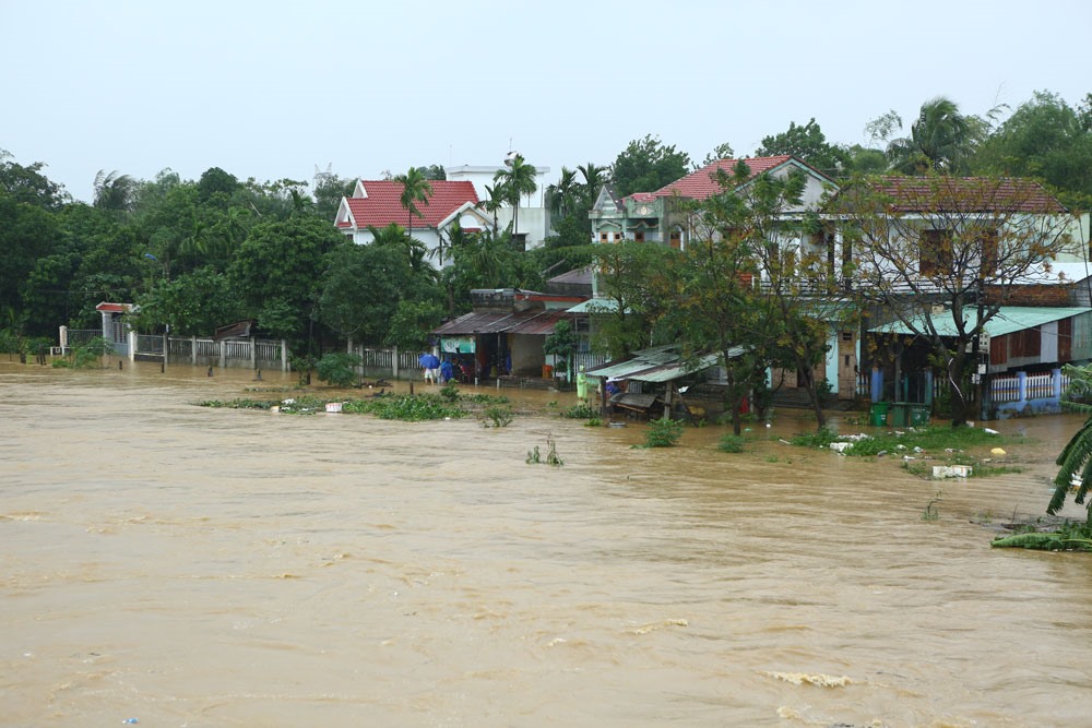 Nhiều khu dân cư tại huyện Đại Lộc, Quảng Nam bị ngập sâu trong lũ sáng 5.11. Ảnh: SƠN TÙNG NẠN NHÂN CHÌM TÀU TRONG BÃO SỐ 12 TẠI BÌNH ĐỊNH: