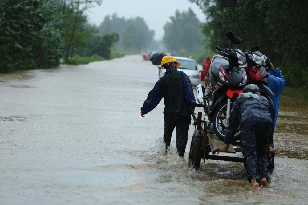 Nhiều khu dân cư tại huyện Đại Lộc (Quảng Nam) bị ngập sâu trong lũ sáng 5.11. Ảnh: SƠN TÙNG 