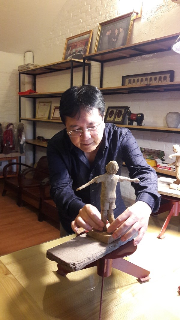 Nhà điêu khắc, họa sĩ Vương Duy Biên bên một tác phẩm đang được hoàn thiện của mình.