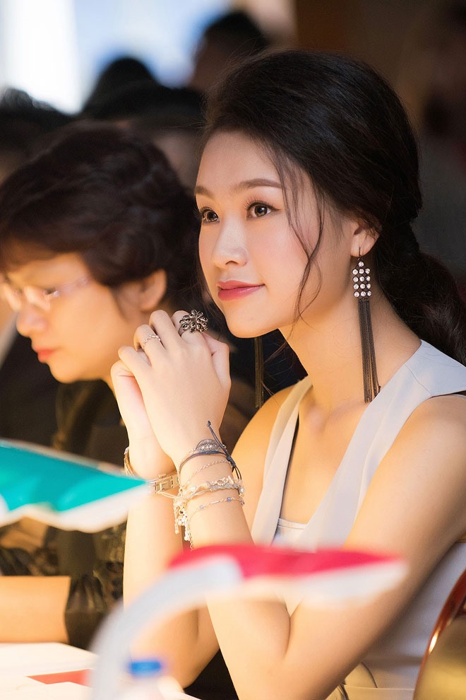 Trong quãng thời gian tham gia cuộc thi Hoa hậu Việt Nam 2016, Ngọc Vân được báo chí ca ngợi là ‘cô gái vàng’, với thành tích học tập ‘khủng’ khi đoạt giải thưởng sáng tạo khoa học quốc tế và được tuyển thẳng vào ĐH Ngoại thương.