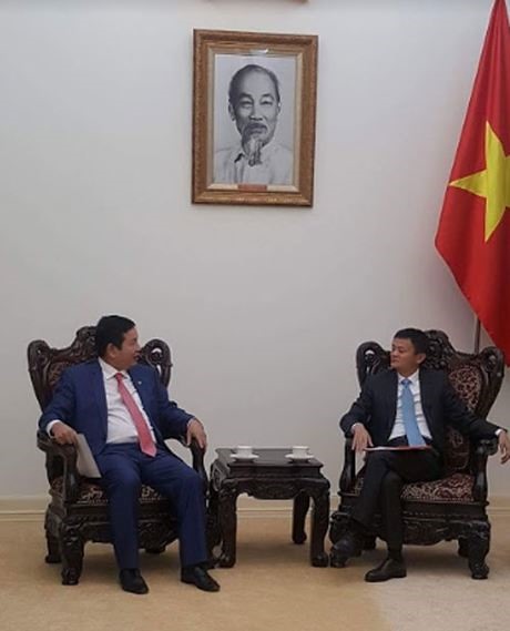 Tỷ phú Jack Ma (phải) gặp gỡ Chủ tịch tập đoàn FPT Trương Gia Bình. (Ảnh: Ngọc Thành)