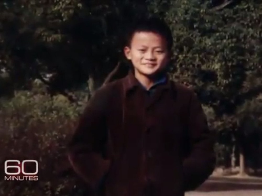 Thời bé, Jack Ma gầy gò và hay đánh nhau với bạn cùng lớp, ông cũng có sở thích bắt dế và cho chúng chọi nhau như bao bạn bè cùng thời khác.