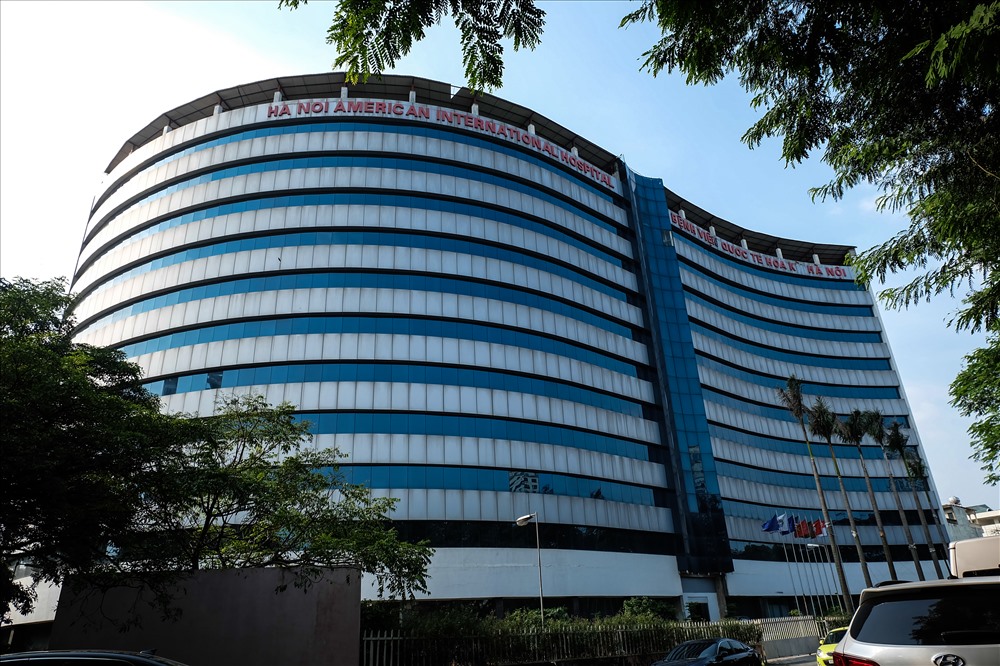 Bệnh viện Quốc tế Hoa Kỳ nằm tại số 1 Chùa Hà, Cầu Giấy. Được kỳ vọng trở thành bệnh viện 5 sao chất lượng hàng đầu Hà Nội nhưng sau khi xây dựng, công trình tiền tỷ này đã không được đưa vào sử dụng, dần trở thành phế tích.