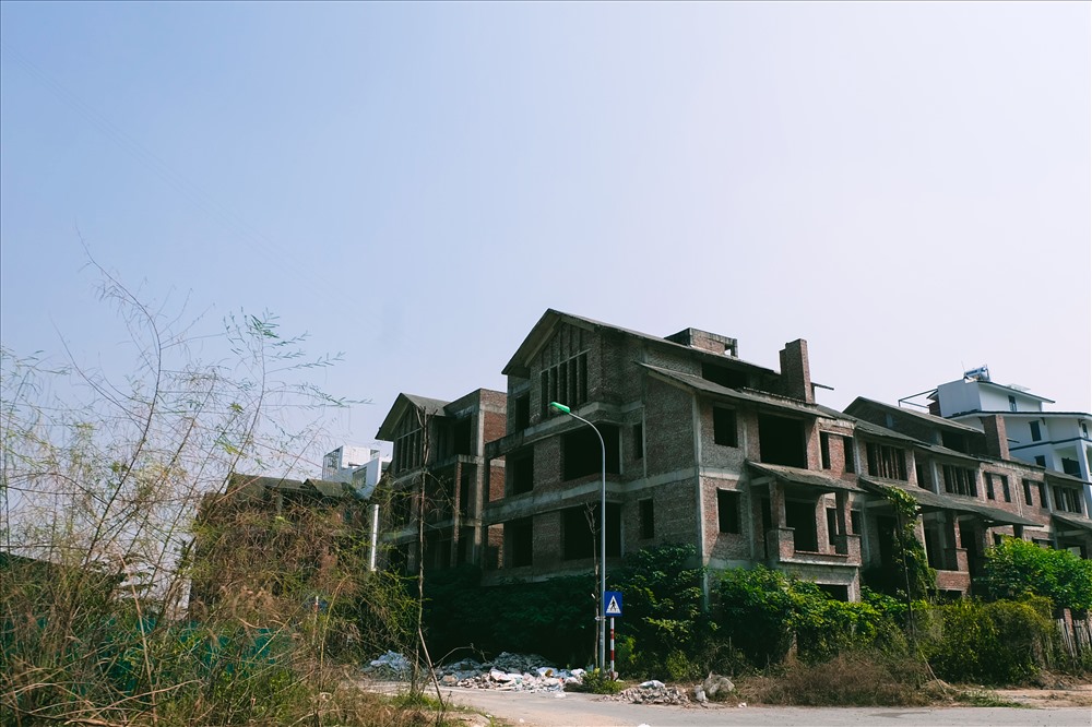 Khung cảnh của khu đô thị Yên Xá, Hà Đông với những căn nhà xây dựng dở dang, không người trông coi.