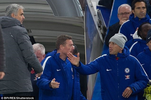 “Người đặc biệt” đành bắt tay với các trợ lý của Chelsea. Ảnh: Getty.