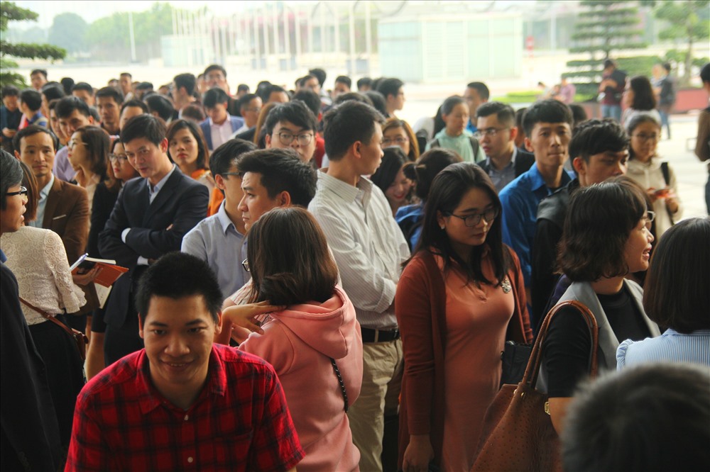 Nhiều sinh viên xếp hàng dài chờ được nghe đối thoại thoại với Jack Ma.