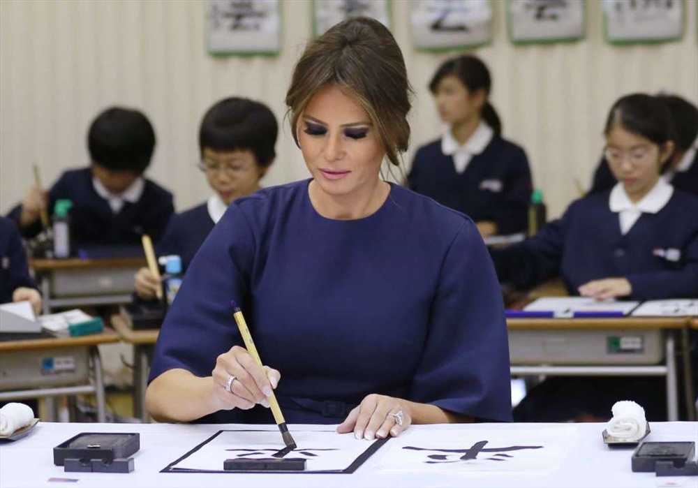 Bà Melania Trump luyện viết chữ khi đi thăm trường học ở Tokyo. Ảnh: AP