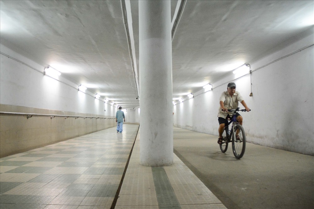 Hầm đi bộ cũng có hai làn đường dành cho người đi bộ và người đi xe đạp. Có thể coi đây là một con phố không có khói xe giữa lòng Hà Nội.