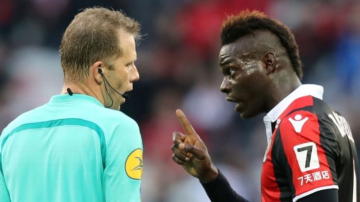 Balotelli vẫn ngổ ngáo như mọi khi. Ảnh: Getty.