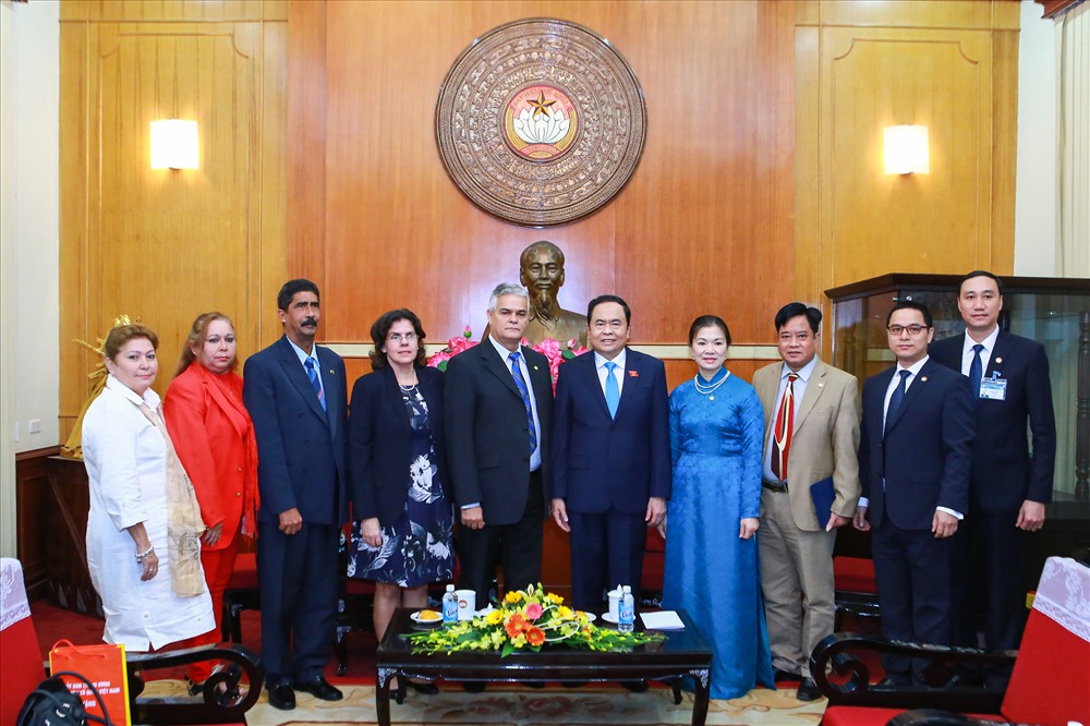 Mối quan hệ gắn bó truyền thống lâu dài giữa hai Đảng, Nhà nước và nhân dân hai nước Việt Nam - Cu Ba luôn được giữ gìn, vun đắp. Ảnh: PV 