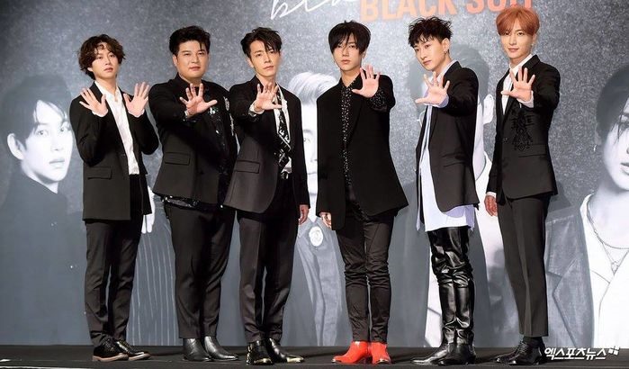 Xuất hiện tại họp báo các chàng trai Super Junior ăn diện lịch lãm đúng tinh thần album “Black Suit”