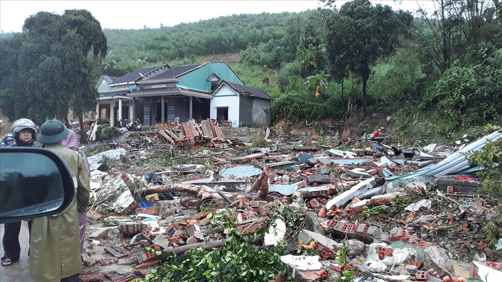 Toàn cảnh vụ sạt lở tại núi Đàn Bồ, Bắc Trà My, Quảng Nam, làm chết nhiều người