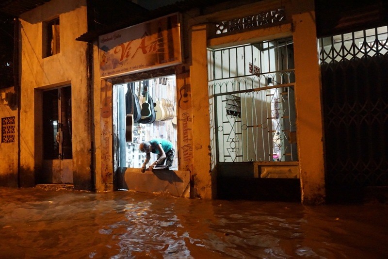 Nhiều nhà dân sống trên đường Nguyễn Văn Hưởng phải làm “đê” trước nhà chắn nước ngập.