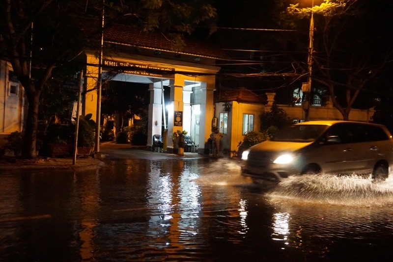 Hàng loạt khu biệt thự cao cấp ven sông Sài Gòn bị nước triều dâng cao tràn qua nhà rồi chảy xuống đường Nguyễn Văn Hưởng. 