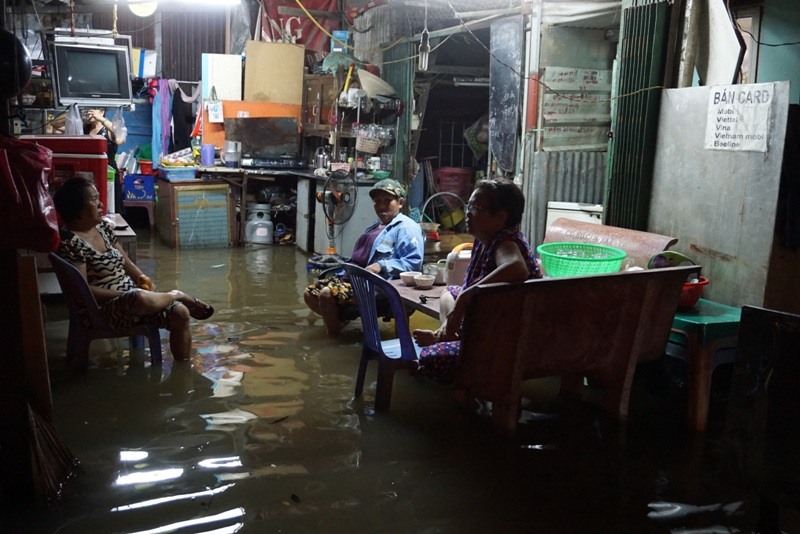 Người dân gần cầu Kinh Thanh Đa bị cô lập trong nước ngập.