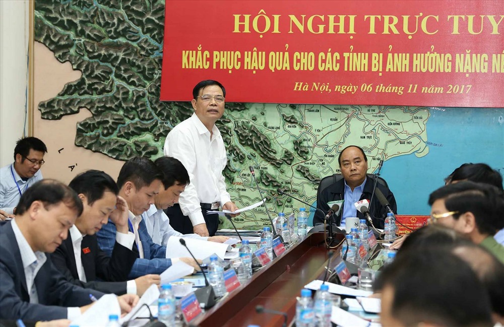 Bộ trưởng Bộ NNPTNT - trưởng BCĐ Trung ương về PCTT Nguyễn Xuân Cường báo cáo về thiệt hại do cơn bão số 12 và công tác khắc phục hậu quả mưa bão.Ảnh: Thanh Vân