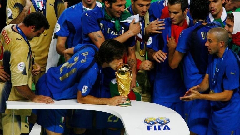 Pirlo và các đồng đội ăn mừng chức vô địch World Cup 2006. Ảnh: AP.