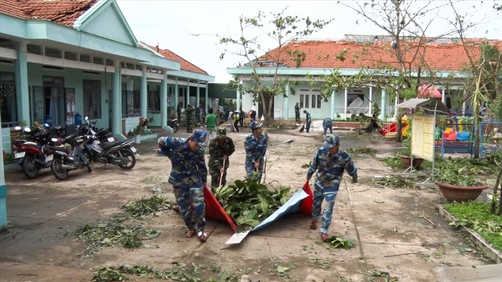 Lực lượng Cảnh sát biển giúp dân dọn dẹp, khắc phục thiệt hại do lốc xoáy ở huyện Núi Thành, Quảng Nam