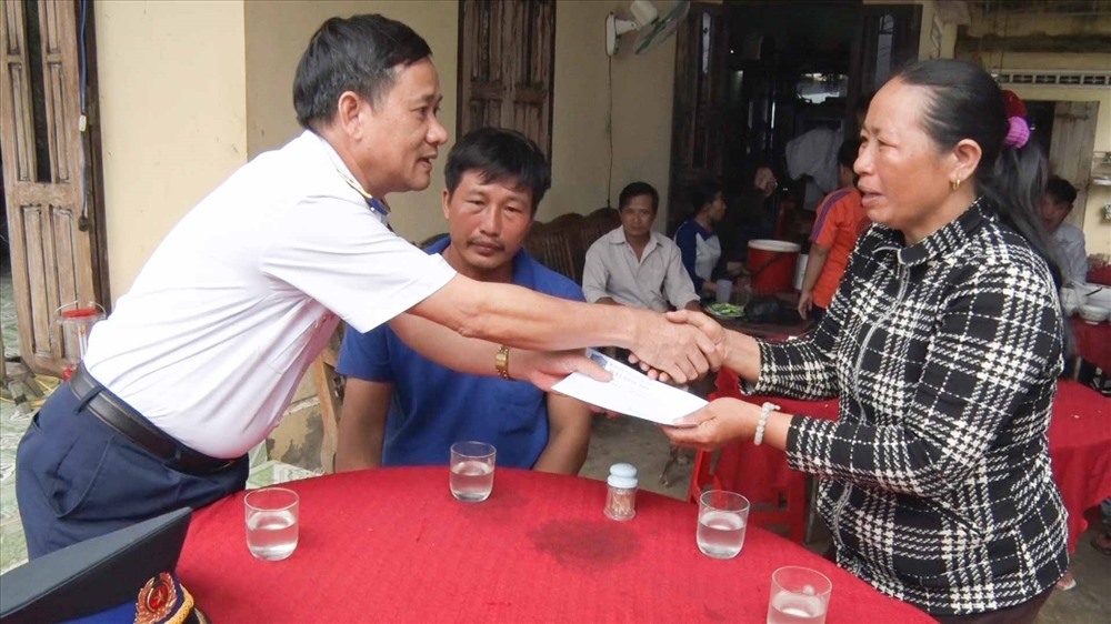Đại tá Đỗ Hồng Đó trao quà cho gia đình bị thiệt hại bởi cơn bão số 12 tại Khánh Hòa