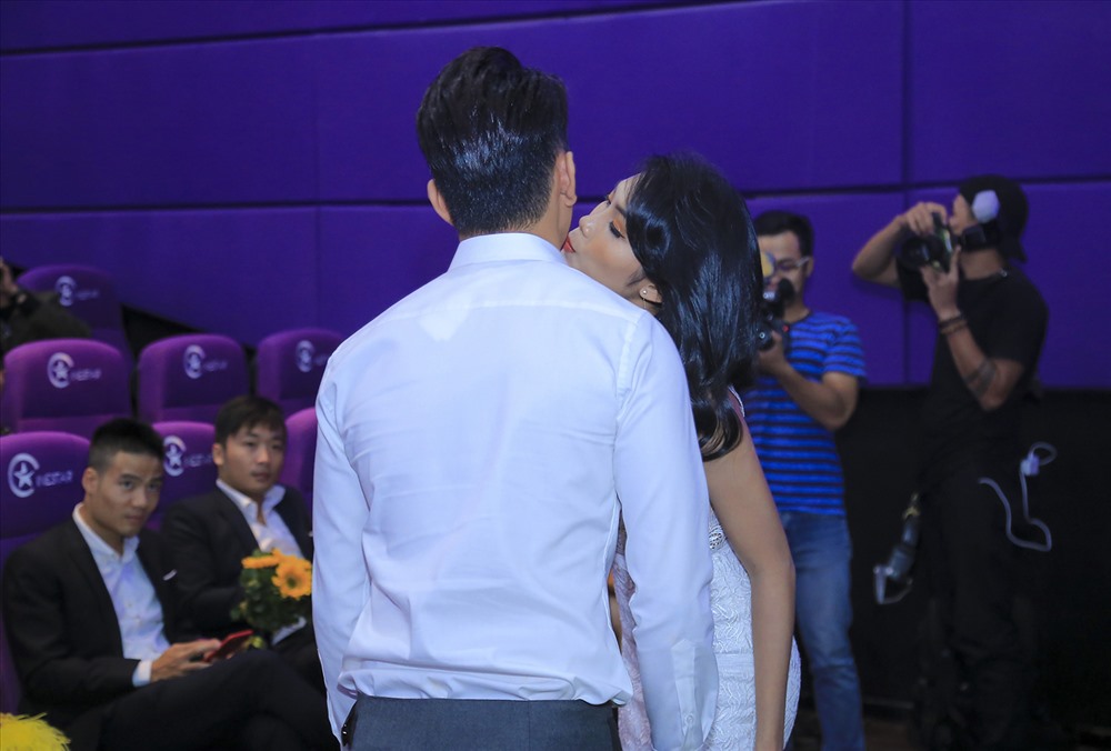 Hoàng Kỳ Nam tái hiện nụ hôn trong MV với Thanh Tú. Ảnh: T.L