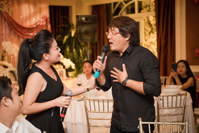 Ca sĩ Anh Thơ còn đặc biệt “xin phép” vợ NSUT Quốc Hưng để hát tình cảm với NSUT Quốc Hưng khi hai người song ca. 