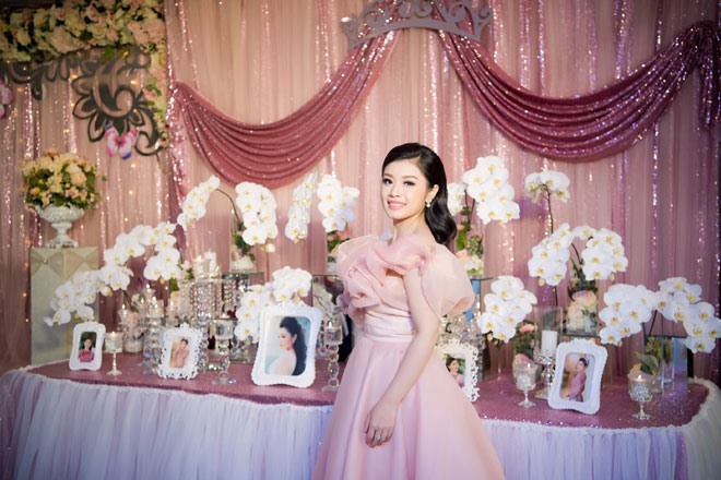 Không gian của buổi tiệc cũng được trang trí bằng sắc hồng ngọt ngào, màu sắc mà Thu Hằng yêu, với hoa được phủ kín cổng đón khách và lung linh khắp khán phòng.