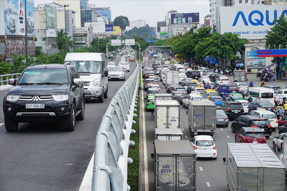 Mượn đường hoặc đối đất để có đường qua đất quốc phòng phía Nam sân bay, thu phí xe 'mượn đường' Trường Sơn nhằm giảm xe cộ lưu thông vào đường Trường Sơn nhưng lại không vào sân bay.