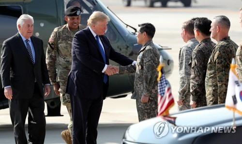 Tổng thống Donald Trump bắt tay với tướng Jeong Kyeong-doo - Chủ tịch hội đồng tham mưu trưởng liên quân (JCS) của Hàn Quốc khi đến doanh trại Humphreys ở Pyeongtaek, tỉnh Gyeonggi. Ảnh: Yonhap