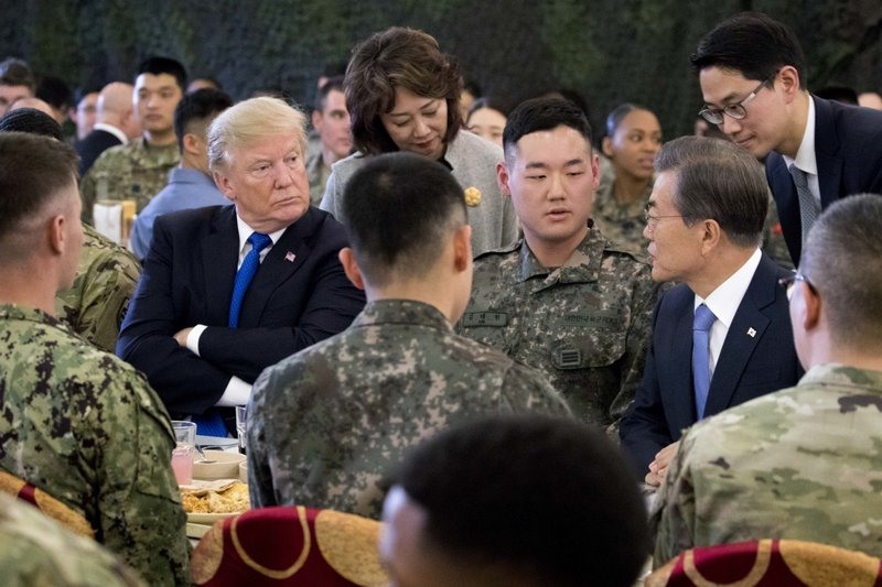 Tổng thống Hàn Quốc tiếp đón Tổng thống Mỹ tại doanh trại. Ảnh: AP