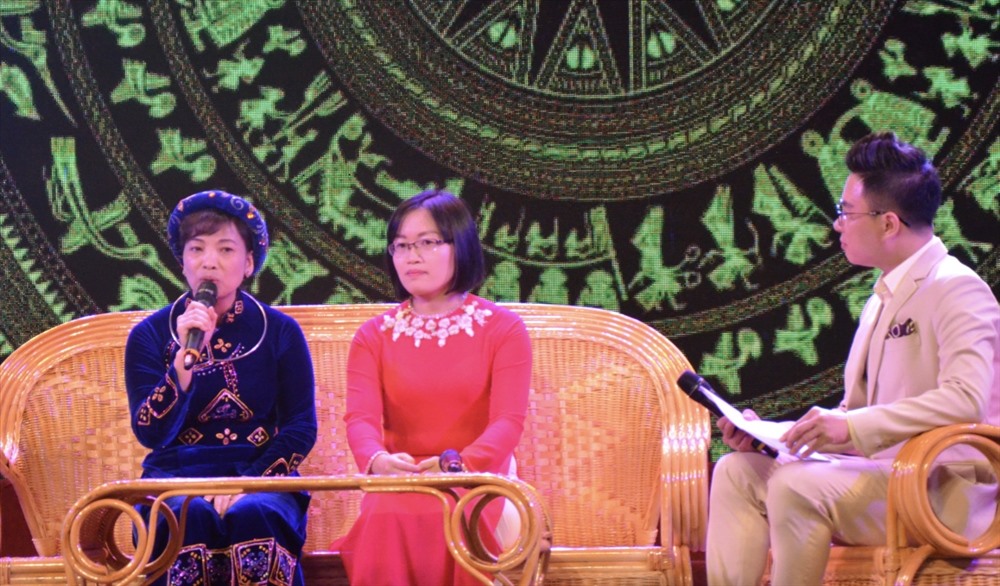 Cô giáo Nông Thị Loan (trái) chia sẻ kinh nghiệm về lồng, ghép lớp. Ảnh: Huyên Nguyễn