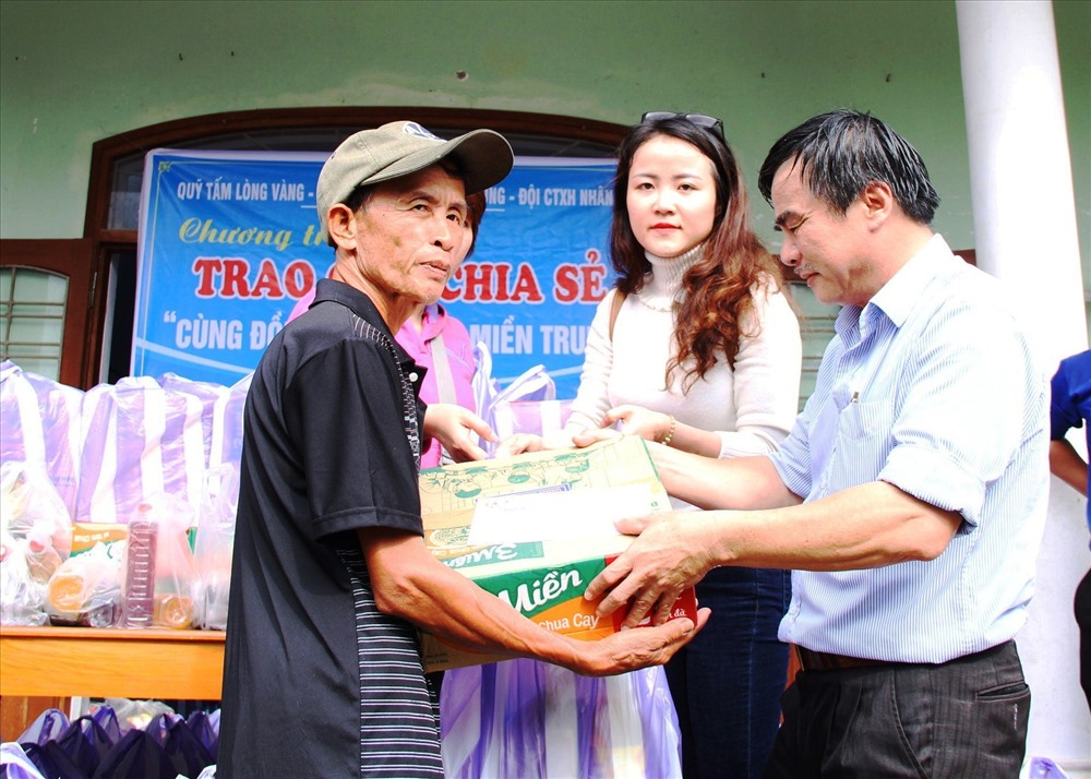Ông Nguyễn Trung Hiếu - Trưởng VPĐD báo Lao động tại Miền Trung - Tây Nguyên trao quà cho người dân gặp khó khăn. Ảnh: LP