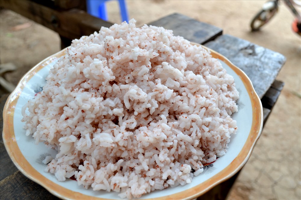 Gạo lúa mùa nổi, lâu nay chỉ quẩn quanh trong xó bếp quê nghèo.