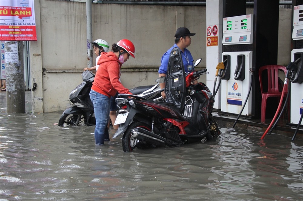 Cây xăng trên đường Huỳnh Tấn Phát bị ngập nước.