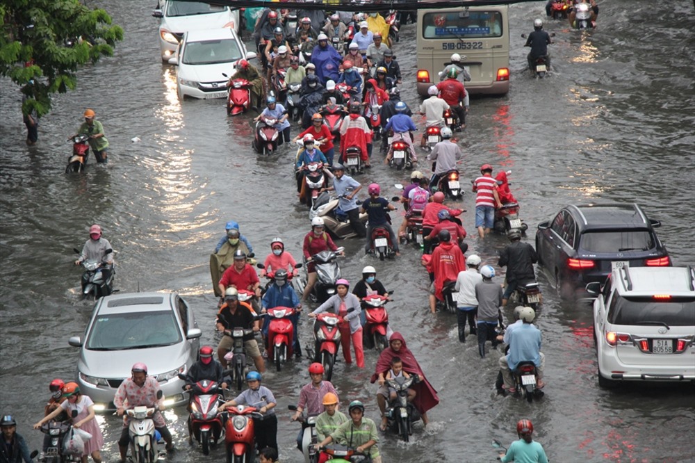 Nhiều tuyến đường khu Nam Sài Gòn ngập nặng khiến phương tiện tham gia giao thông qua lại gặp nhiều khó khăn.