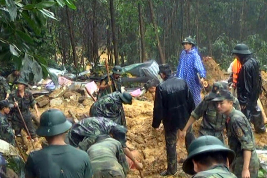 Lực lượng công binh tìm kiếm 5 nạn nhân bị vùi lấp ở thị trấn Trà My (Quảng Nam). Ảnh: A.C