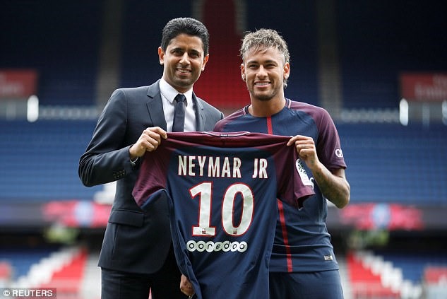 Thương vụ Neymar (phải) chuyển tới PSG đã tốn không ít giấy mực của báo chí. Ảnh: Reuters.