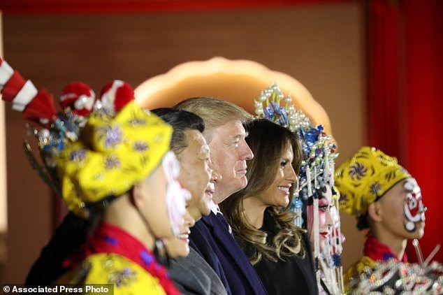Vợ chồng Tổng thống Mỹ xem kinh kịch Trung Quốc. Ảnh: AP