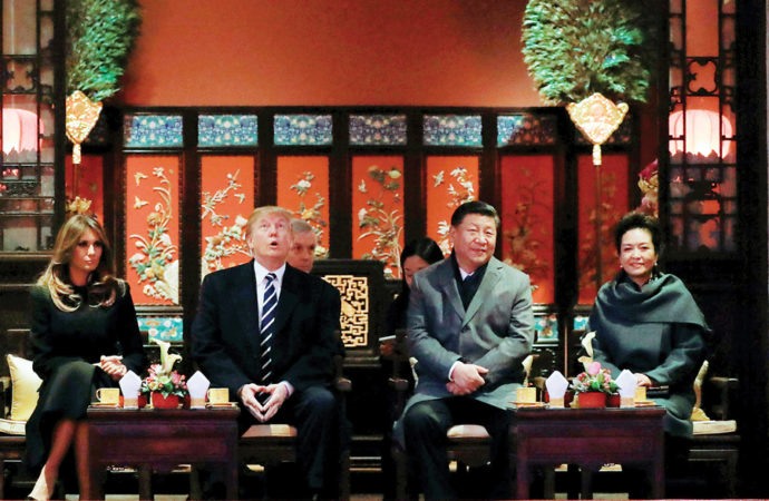 Tổng thống Mỹ Donald Trump và Chủ tịch Trung Quốc Tập Cận Bình xem kinh kịch. Ảnh: Reuters