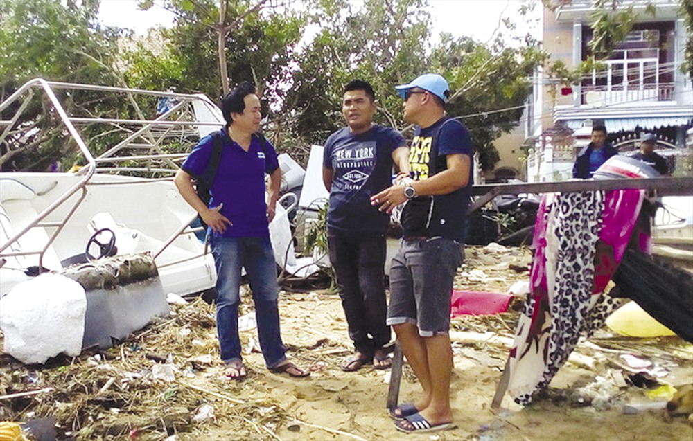 Anh Luân (đứng giữa) trò chuyện với các nhà báo sau khi cứu 200 người. Ảnh: Dân Trí 