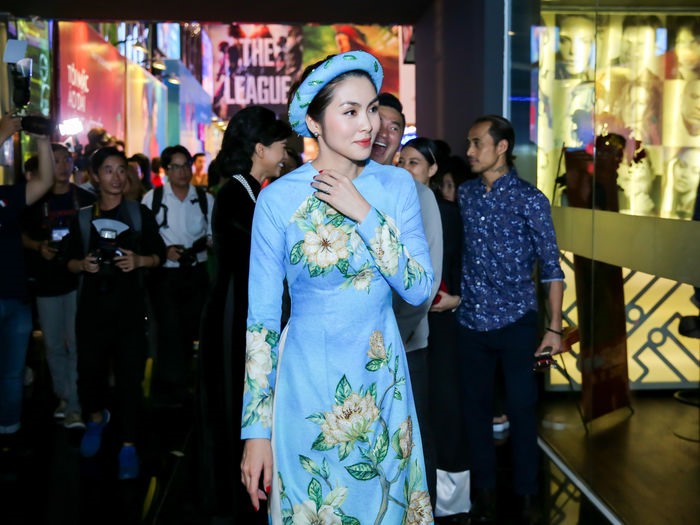 Để ủng hộ bộ phim mang hơi hướng hoài cổ, Hà Tăng diện tà áo dài xanh nền nã