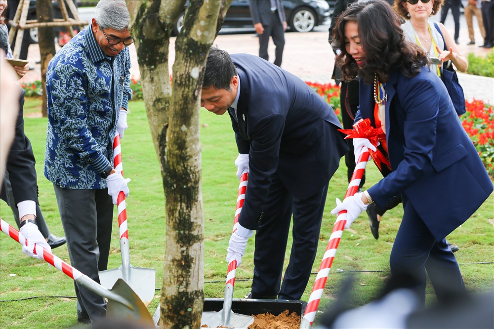 Bộ trưởng bộ Công thương Trần Tuấn Anh cùng các đại biểu trồng cây lưu niệm tại công viên APEC